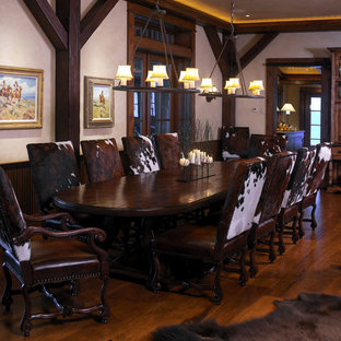 ボイシの広いラスティックスタイルのLDKの画像 (ベージュの壁、無垢フローリング、暖炉なし)