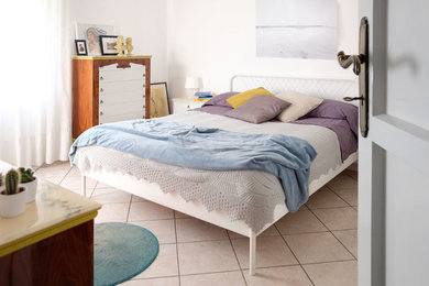 Idee per una camera matrimoniale boho chic di medie dimensioni con pareti grigie, pavimento in marmo e pavimento beige