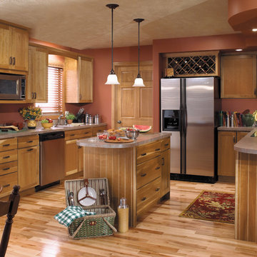 StarMark Cabinetry Kitchen in Bridgeport door style in Cherry
