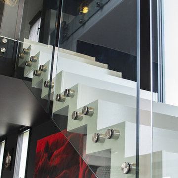 Escalier suspendu blanc, garde corps en verre