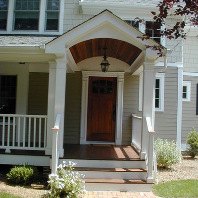 Home design - mid-sized traditional home design idea in New York