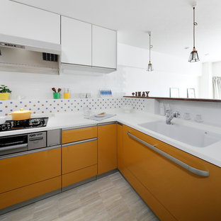 他の地域のモダンスタイルのおしゃれなキッチン (一体型シンク、グレーの床) の写真