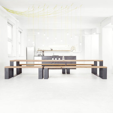 Massiver Tisch mit Bänken