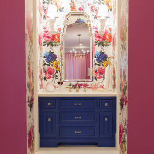 Klassisches Badezimmer mit Schrankfronten mit vertiefter Füllung, Badewanne in Nische, Duschbadewanne, Wandtoilette mit Spülkasten, weißen Fliesen, bunten Wänden, Mosaik-Bodenfliesen, Unterbauwaschbecken, weißem Boden und blauen Schränken in Phoenix