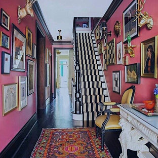 Foto på en mellanstor eklektisk hall, med rosa väggar