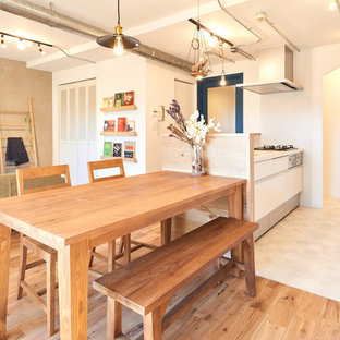 他の地域の北欧スタイルのおしゃれなLDK (マルチカラーの壁、無垢フローリング、茶色い床) の写真