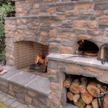 Outdoor Fireplace with pizza oven
