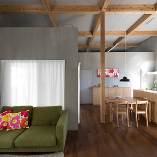 福岡のインダストリアルスタイルのLDKの画像 (グレーの壁、無垢フローリング、茶色い床)