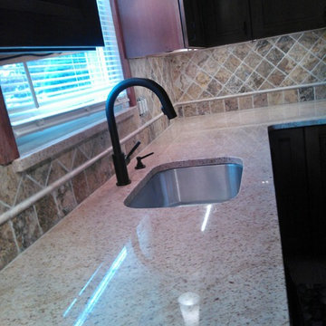 Undercabinet LED, Travertine backsplash