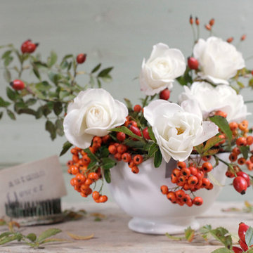 Fai da te: composizione autunnale con rose e bacche