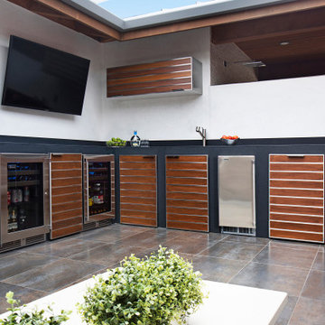 Outdoor kitchen, lounge area, outdoor shower