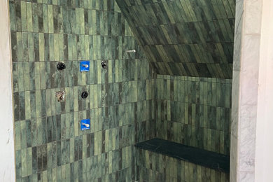 ポートランドにある高級な中くらいなおしゃれな浴室 (緑のタイル、セラミックタイル、大理石の床、グレーの床、開き戸のシャワー、シャワーベンチ、アルコーブ型シャワー) の写真
