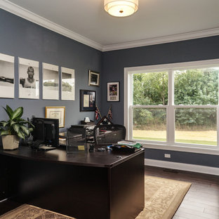 シカゴの中サイズのモダンスタイルのおしゃれなホームオフィス・仕事部屋 (青い壁、濃色無垢フローリング、自立型机) の写真
