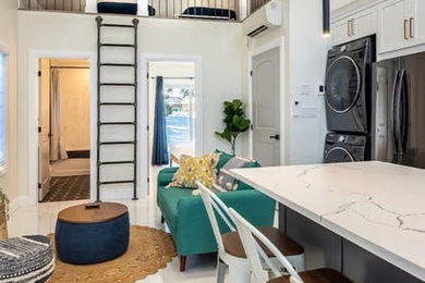 Home design - mid-century modern home design idea in Toronto