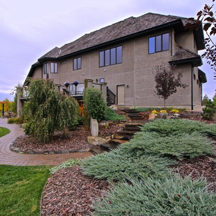 Großer, Halbschattiger Eklektischer Garten im Sommer, hinter dem Haus mit Gartenweg und Pflasterklinker in Edmonton