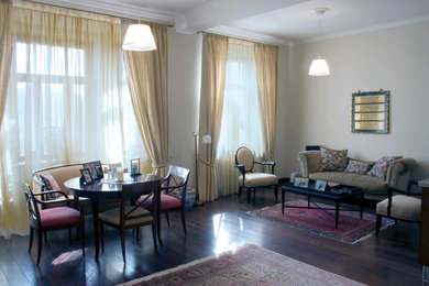 Стильный дизайн: парадная, открытая гостиная комната среднего размера в классическом стиле с бежевыми стенами и деревянным полом без камина, телевизора - последний тренд