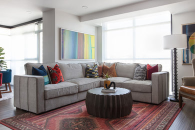 Mittelgroßes, Offenes Eklektisches Wohnzimmer mit TV-Wand, braunem Boden, Wandpaneelen und Bambusparkett in San Diego