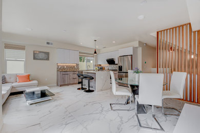 Example of a dining room design in San Diego