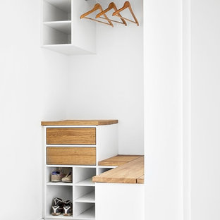 ハンブルクの小さいコンテンポラリースタイルのおしゃれな玄関 (淡色無垢フローリング) の写真