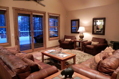 Example of a classic living room design in San Diego