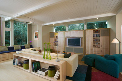 Example of a classic family room design in San Francisco