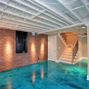 ナッシュビルのコンテンポラリースタイルのおしゃれな地下室 (グレーの壁、コンクリートの床、半地下 (窓あり) 、ターコイズの床) の写真
