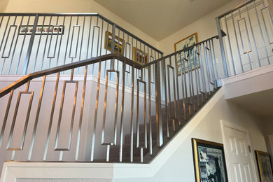 Imagen de escalera recta actual grande con barandilla de metal