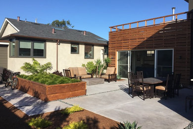 Inspiration for a mid-sized contemporary courtyard concrete paver patio remodel in San Francisco