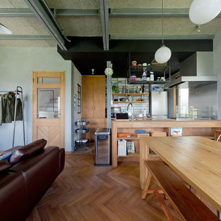 神戸の中サイズのインダストリアルスタイルのLDKの画像 (グレーの壁、無垢フローリング、暖炉なし、茶色い床)