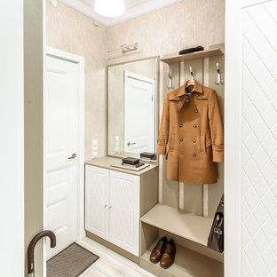 Idee per una piccola porta d'ingresso tradizionale con pavimento in laminato, una porta singola, una porta bianca, pareti beige e pavimento beige