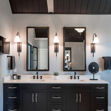 Black and white bathroom in Old Hickory