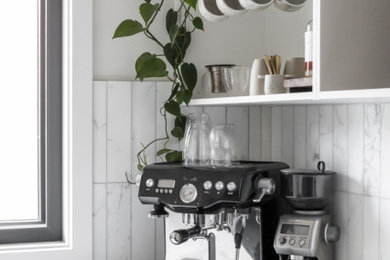 Inspiration for a contemporary home bar in Canberra - Queanbeyan.