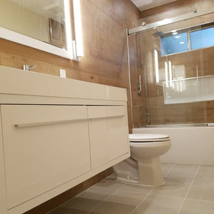 Immagine di una stanza da bagno minimalista con pareti marroni, pavimento con piastrelle in ceramica, top in quarzite, pavimento turchese e top bianco