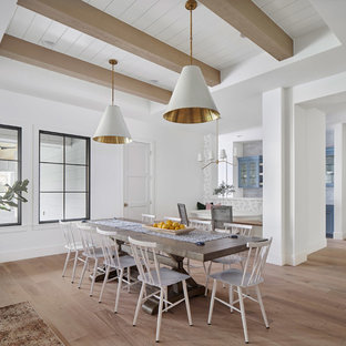 フェニックスの広いカントリー風 LDKの画像 (淡色無垢フローリング、ベージュの床、白い壁)