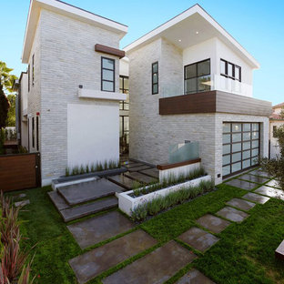 Inspiration för stora moderna vita hus, med två våningar, stuckatur och platt tak