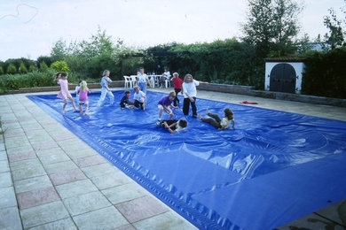 Traditional swimming pool in Hampshire.