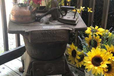 Inspiration for a small rustic front porch remodel in Atlanta