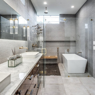 Bäder mit braunen Schränken und Kieselfliesen Ideen, Design & Bilder