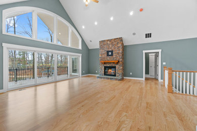 Example of a living room design in Other