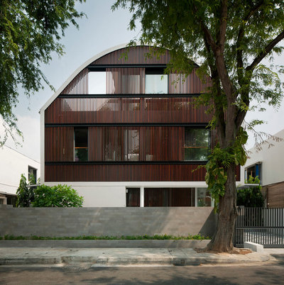 Современный Фасад дома by Wallflower Architecture + Design
