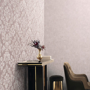 Idéer för att renovera en mellanstor vintage hall, med rosa väggar, heltäckningsmatta och brunt golv