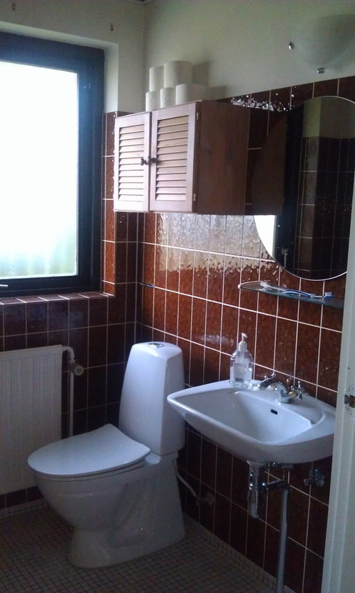 Ugly 80s powder room