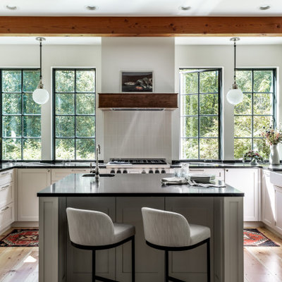 Kitchen - farmhouse kitchen idea in Seattle
