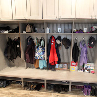 クリーブランドの中サイズのトランジショナルスタイルのおしゃれな玄関 (グレーの壁、ラミネートの床、茶色い床) の写真