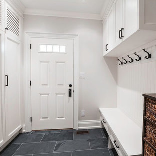 Idéer för mellanstora vintage hallar, med vita väggar och skiffergolv