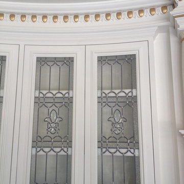 Curved upper cabinets and molding