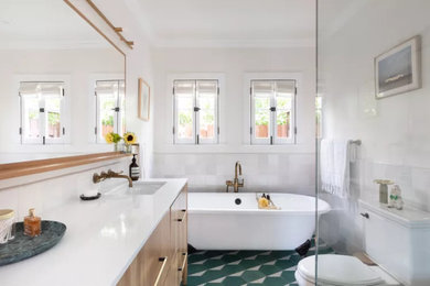 Example of a minimalist bathroom design in Miami