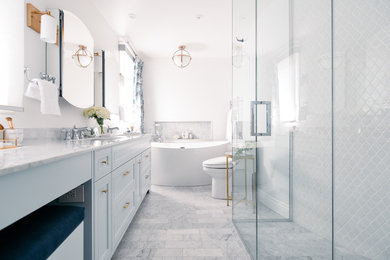 Inspiration for a transitional bathroom remodel in Montreal