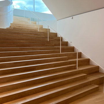 Habillage chêne massif huilé — Bibliothèque contemporaine, escalier et sols