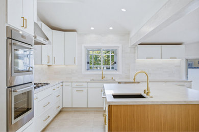 Example of a kitchen design in Los Angeles